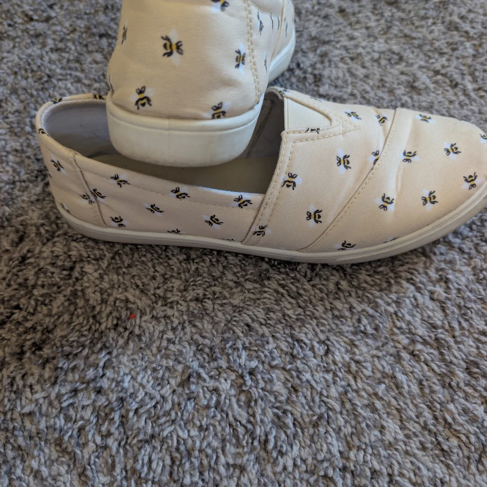 Isaac Mizrahi Bee Print Loafers - Picture 2 of 4